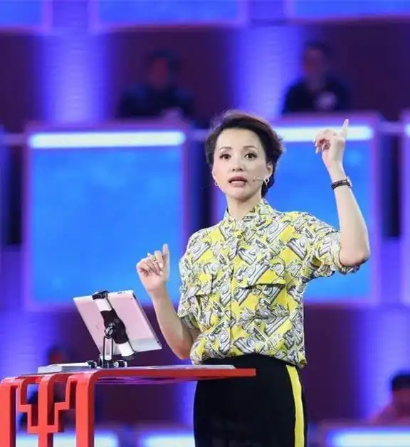 奔五女人不用刻意装嫩,学学董卿的优雅穿搭,知性大方有气质