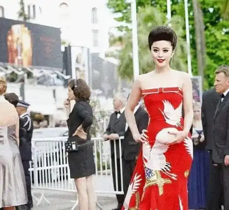 7位戛纳红毯上的国内女星有人手握作品艳压,有人蹭拍走光出丑