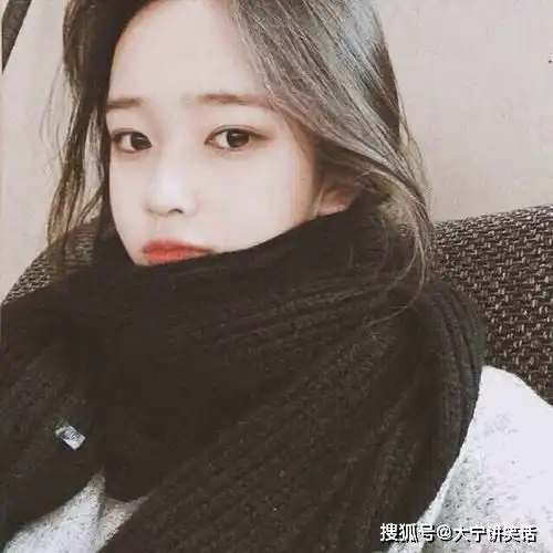 搞笑段子小王跟媳妇看电视,媳妇就把吃了一半的苹果扔给了他