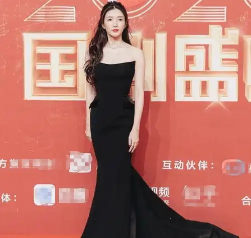 国剧盛典女星红毯生图,关晓彤像贝儿公主,金晨太适合绿色晚礼服