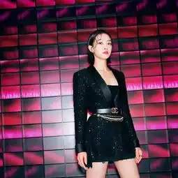 穿上杨幂同款亮片裙,即使不是性感小野猫,也是一个闪光少女