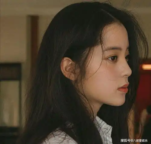 欧阳娜娜通过视频向大家发新年祝福,眼睫毛成了大家吐槽的对象