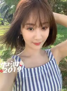 杨紫晒度假照,满脸胶原蛋白的自拍也太美,小猴子都瘦到有锁骨了