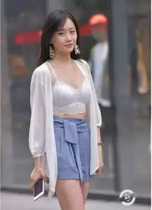 桃花眼女神走红,仅凭一张照片圈粉百万,网友彻底沦陷