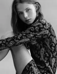 聚光灯下的焦点漂亮而性感的黑白美女人像