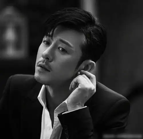 赵又廷和林雨申,有胡子时是魅力大叔,胡子刮干净了竟莫名有点娘