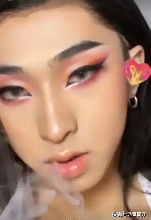 伊能静儿子浓妆艳抹戴假发,身着蕾丝吊带秀身材,手臂纹身抢镜