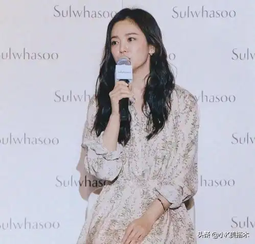 宋慧乔终于接回长发了,穿一身碎花裙出席活动,依旧女神范
