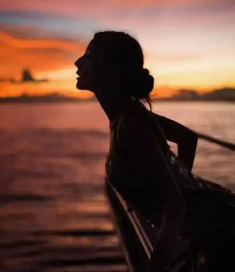 夕阳下的背影女生头像海