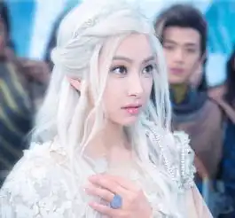 同样是白发造型,本以为鞠婧祎够惊艳,直到网友看到了迪丽热巴