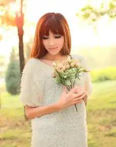 沐浴在夕阳下的清新靓丽女神甜美微笑温暖人心