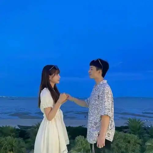 00后网红与大6岁女友在法定年龄当天急领证,结婚修成正果