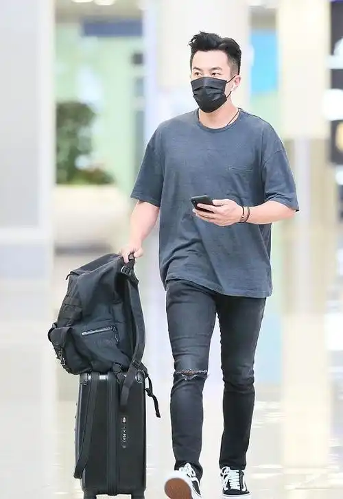 刘恺威魏大勋同穿深色,展现成熟男人的魅力,年龄差看着不太明显