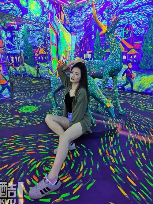 梵高在天河城承包了近1000平场地无数少女竞相前往打卡