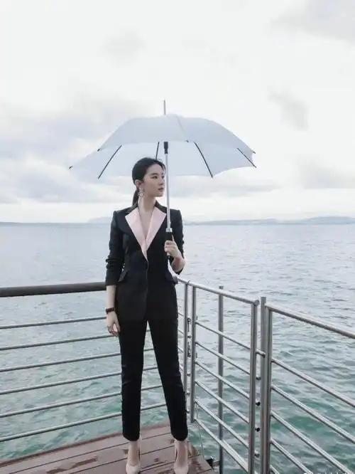 小龙女刘亦菲高颜值就是任性,一袭红色碎花连衣裙,仙气十足
