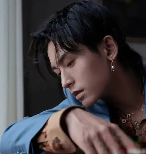 张哲瀚钟楚曦合体拍大片,酷飒十足,看到合照期待两人合作