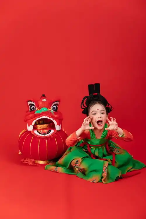 灯笼舞狮龙年新年春节女孩人物摄影图广告素材下载至来源处