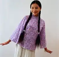 梳着两根辫子穿着小碎花衣服的美女图片下载1042443