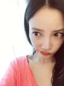 组图李小璐穿睡衣卖萌自拍大眼睛长睫毛少女感十足