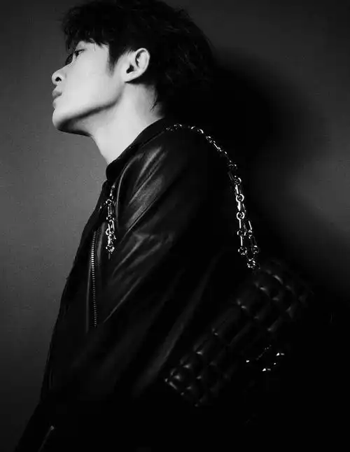 240111檀健次黑白写真霸气侧漏,尽显机车男孩魅力