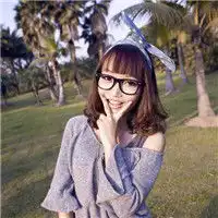 戴眼镜美女头像短烫发傲