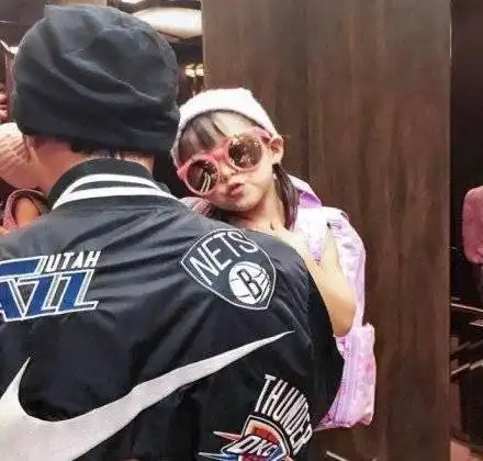 周杰伦晒儿子正面照,小小周超级酷简直是周董缩小版