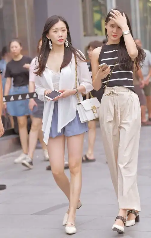 美女相貌出众,气质也很优雅的姐妹花,整条街最美丽的风景