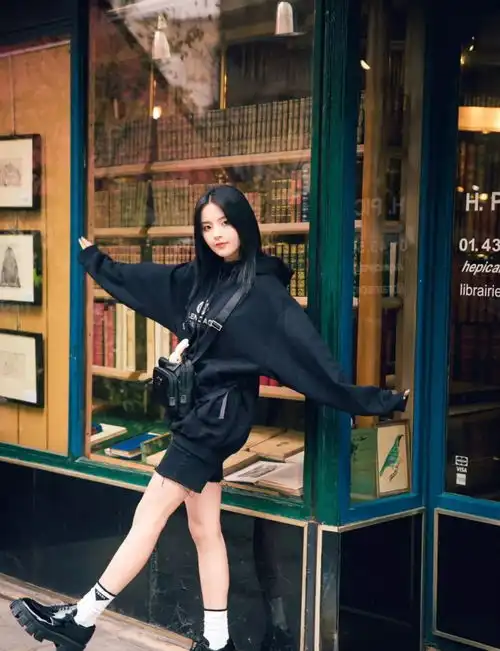 杨超越你的暗黑系女友已上线,可酷可撩人