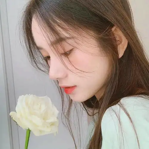 女生头像带花真人皮茜