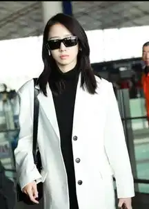 孟美岐穿白西装内搭黑色高领针织衫,黑白配简约轻松,帅气有型