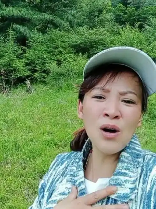 眼睛都哭肿了,我的心好痛,女儿放弃学业,上班,我让女儿继续上学,女儿说妈你为了我带病放牛,父母太难了,我长大了