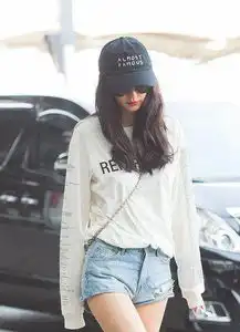 美女辣妈杨颖出现在北京机场,身材依旧棒,但这这迷你裤也太短了