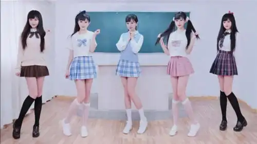 5位jk制服少女教室跳舞,有梦就有舞台