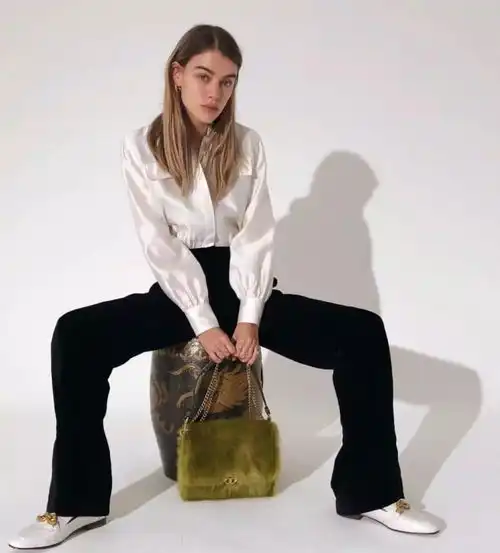 把手放进软萌毛绒包里,是秋冬盖不住的少女心