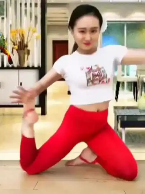 美女瑜伽玩出你的热爱强身健体正能量坚持锻炼给自己一个好身体