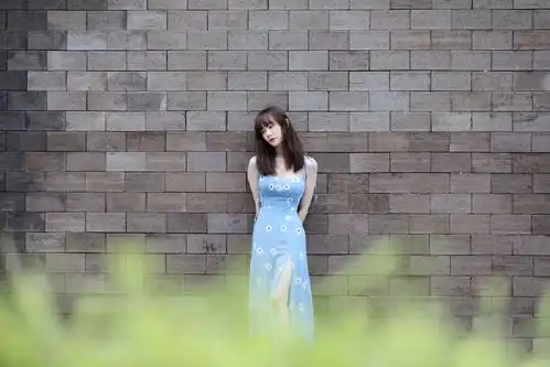 她因清纯出名,屡次现整容风波,今穿印花吊带裙,身材好迷人
