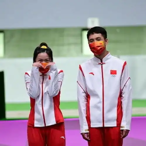 杨倩斩获第二块金牌,和身边搭档小动作不断,看来是真开心了