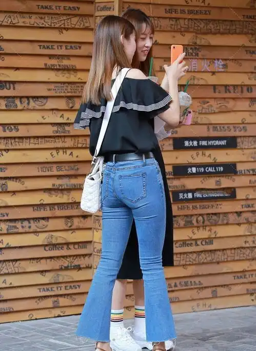 披肩秀发的一字肩打底裤美女,让着装造型远离廉价感,气质凸显