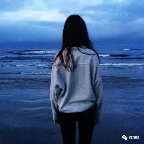 旅顺深夜和母亲通完电话,女子走向大海