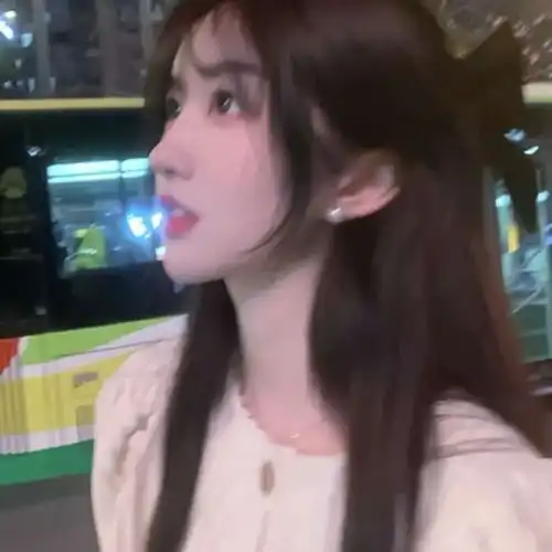 女生头像ins部位笑问