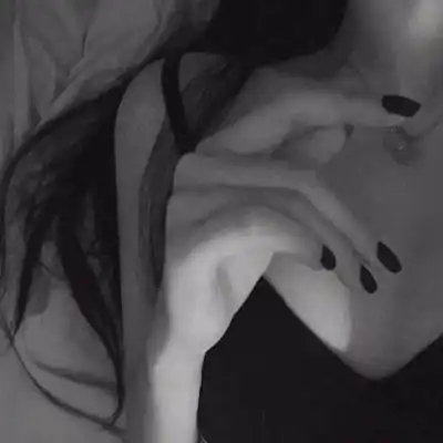女头部位头像短发抽烟