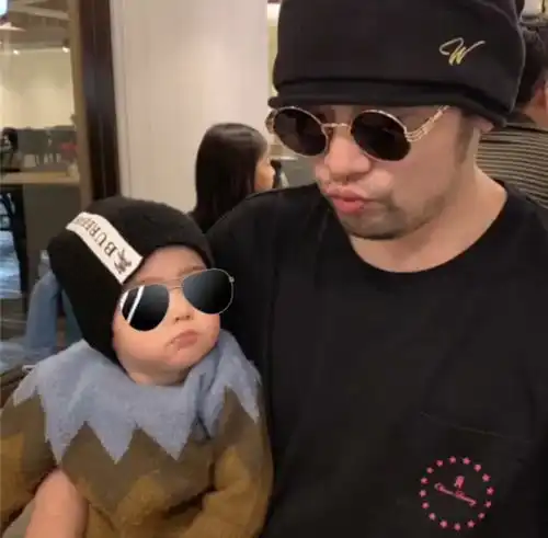 周杰伦圣诞节首晒儿子正面照,父子二人同框小小周表情呆萌超可爱