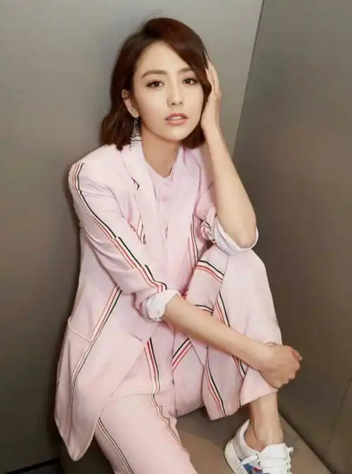 新疆女孩佟丽娅真有气质,黄色西装配白色阔腿裤,清新时尚又优雅