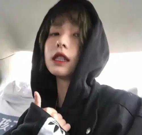 女生头像款款独行,才不至倾溢