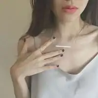 qq头像女生侧脸露锁骨上半身性感女生锁骨侧面头像