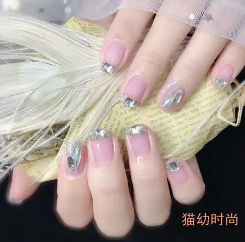 精致猪猪女孩的华丽钻石美甲,轻奢风美甲让你更有范儿