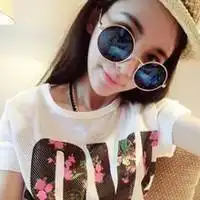 戴墨镜的女生超级的帅越看越可爱