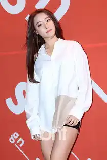 clc等亮相首尔时装周黑白配演绎高冷时尚