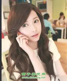 甜美女生卷发发型图片
