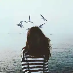 女人伤感黑白背影头像拍